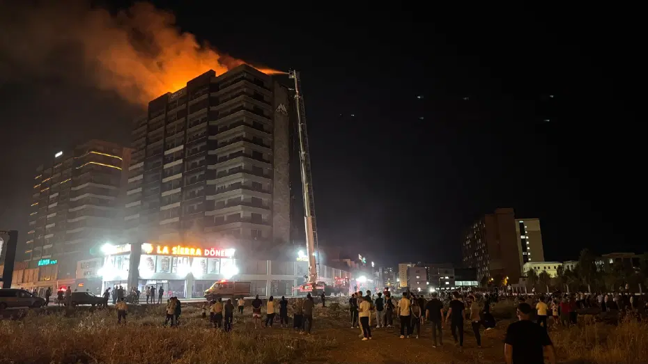 Diyarbakır’da plaza yangını. 3’ü itfaiye eri 8 kişi dumandan etkilendi