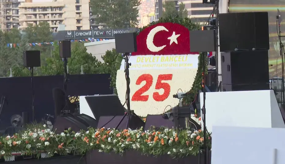 AK Parti 25’inci yaşını kutluyor. Bahçeli’den özel çelenk