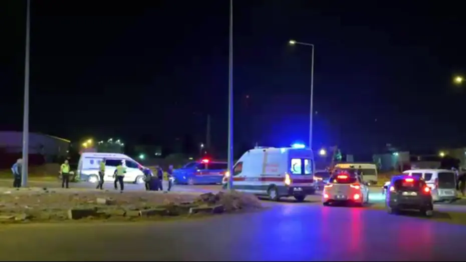 Düğün konvoyunda gelin ve damadın yakınları çatıştı