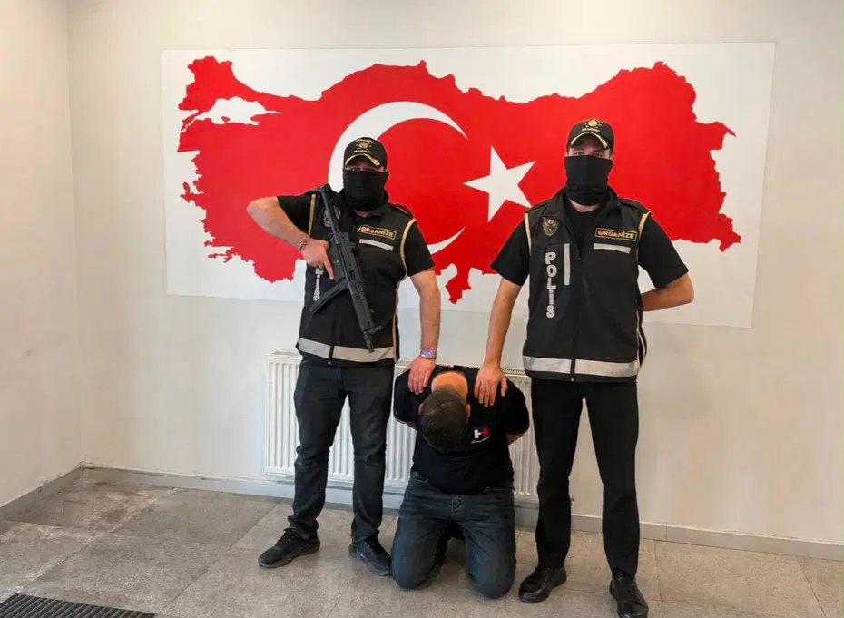 Bakü’de yakalanan suç örgütü şüphelisi Türkiye’ye getirildi
