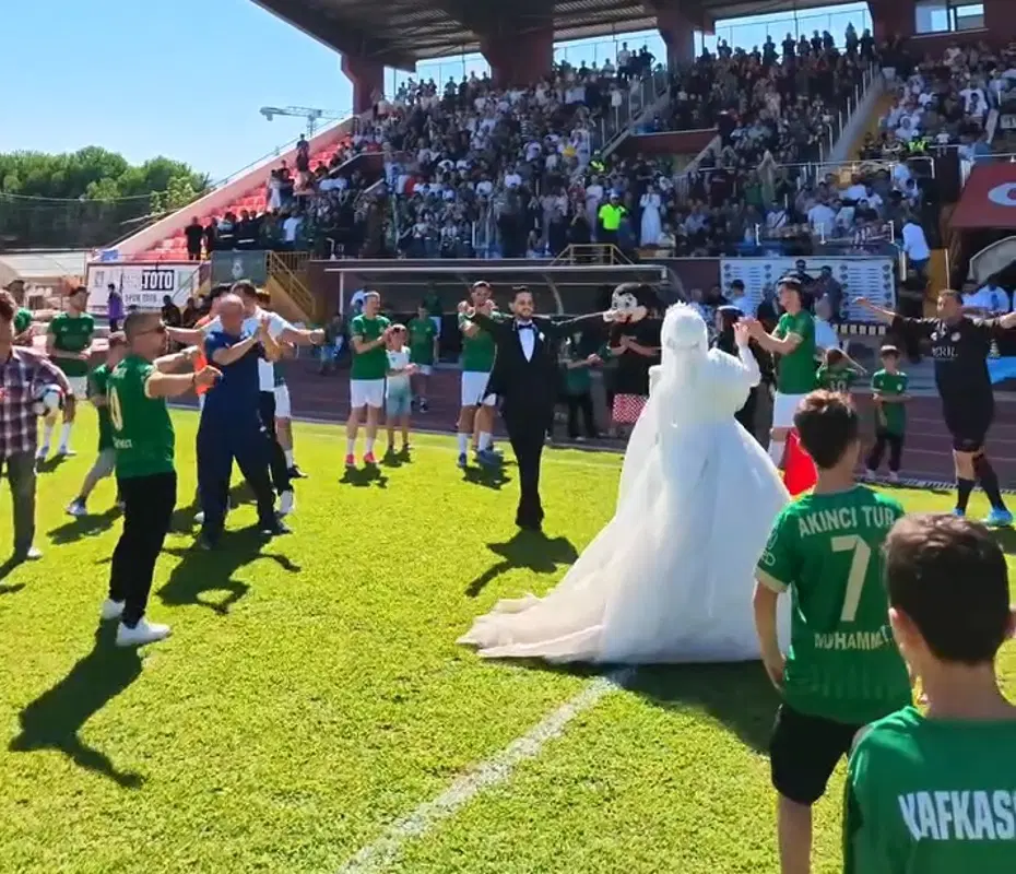 Nikah masasından tribüne geldiler. Gelin ve damat maç sonu sahada çiftetelli oynadı