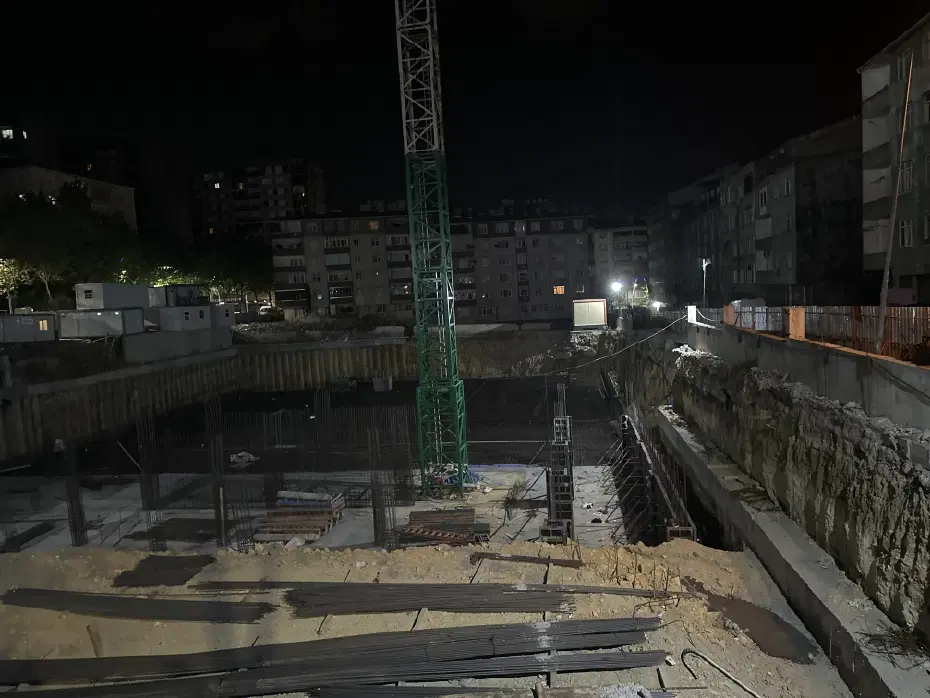 Sultangazi’de inşaatta toprak kayması. Çatlak oluşan sokak kapatıldı