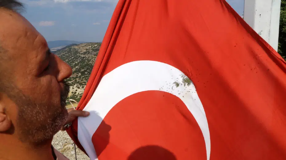 Burdur’da Türk bayrağına saldırı. Av tüfeği ile ateş ettiler