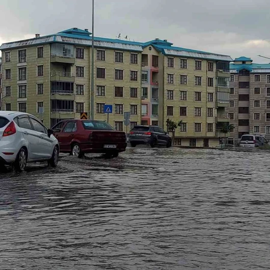 Erzurum’da 10 dakikalık yağış trafiği felç etti