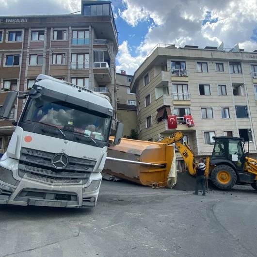 Kağıthane’de hafriyat kamyonunun damperi yük boşaltırken park halindeki otomobilin üzerine devrildi