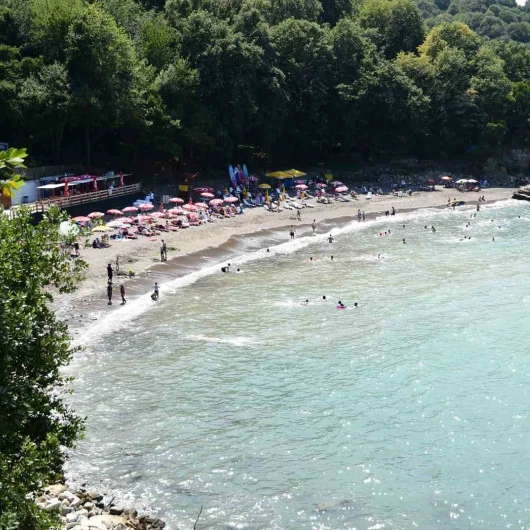Akçakoca’da sıcak hava dalgası: Vatandaşlar Çuhallı ve Ceneviz plajlarına akın etti