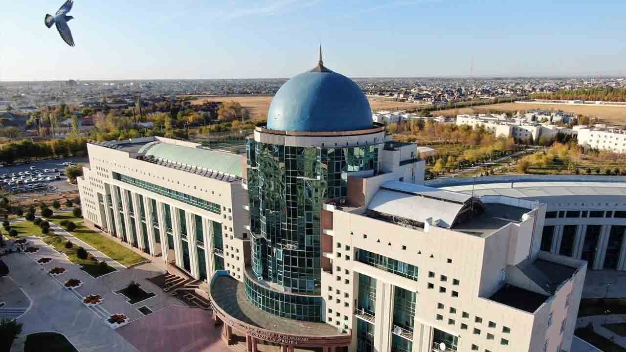 Ahmet Yesevi Üniversitesi’den Türk dünyasına büyük katkı: Tam 7 ciltlik Kazakça-Türkçe sözlük hazırlandı