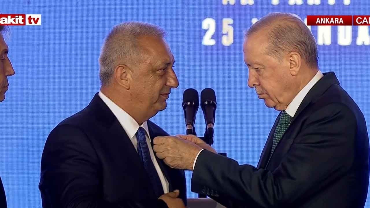 AK Parti safları 3 yeni milletvekiliyle daha da güçlendi! Rozetlerini Başkan Erdoğan taktı