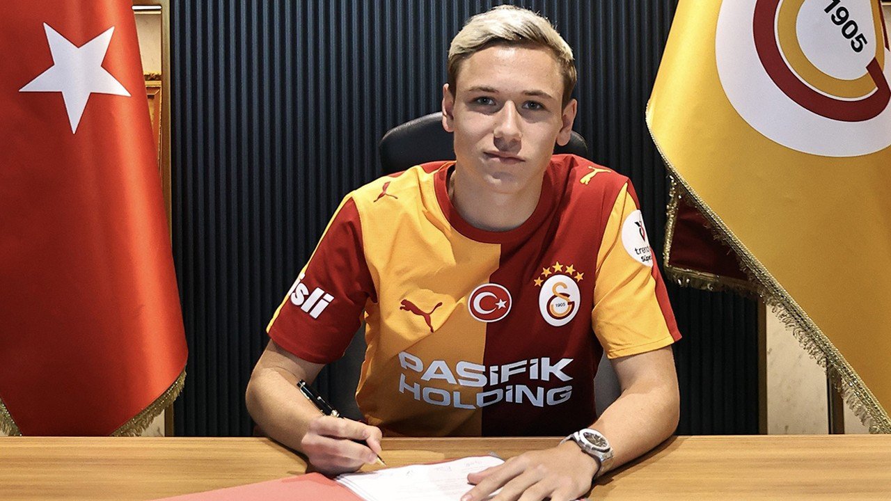 Galatasaray, Aleksey Batrakov ile 5 yıllık sözleşme imzaladı