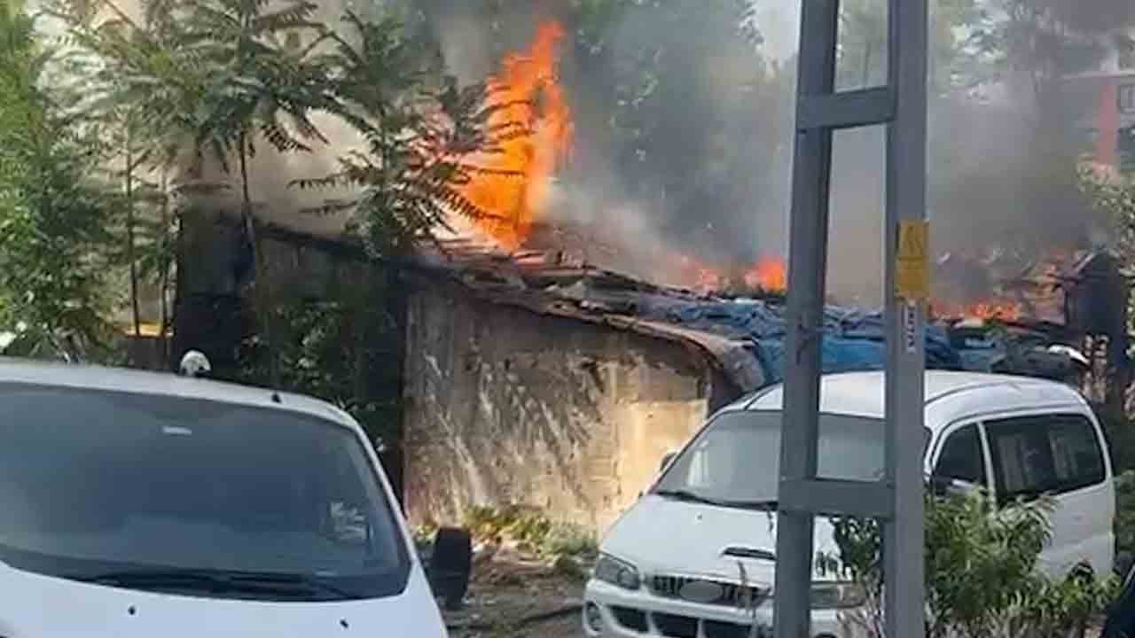 Alevler yandaki binayı da sardı: Gaziosmanpaşa’da korkutan yangın!