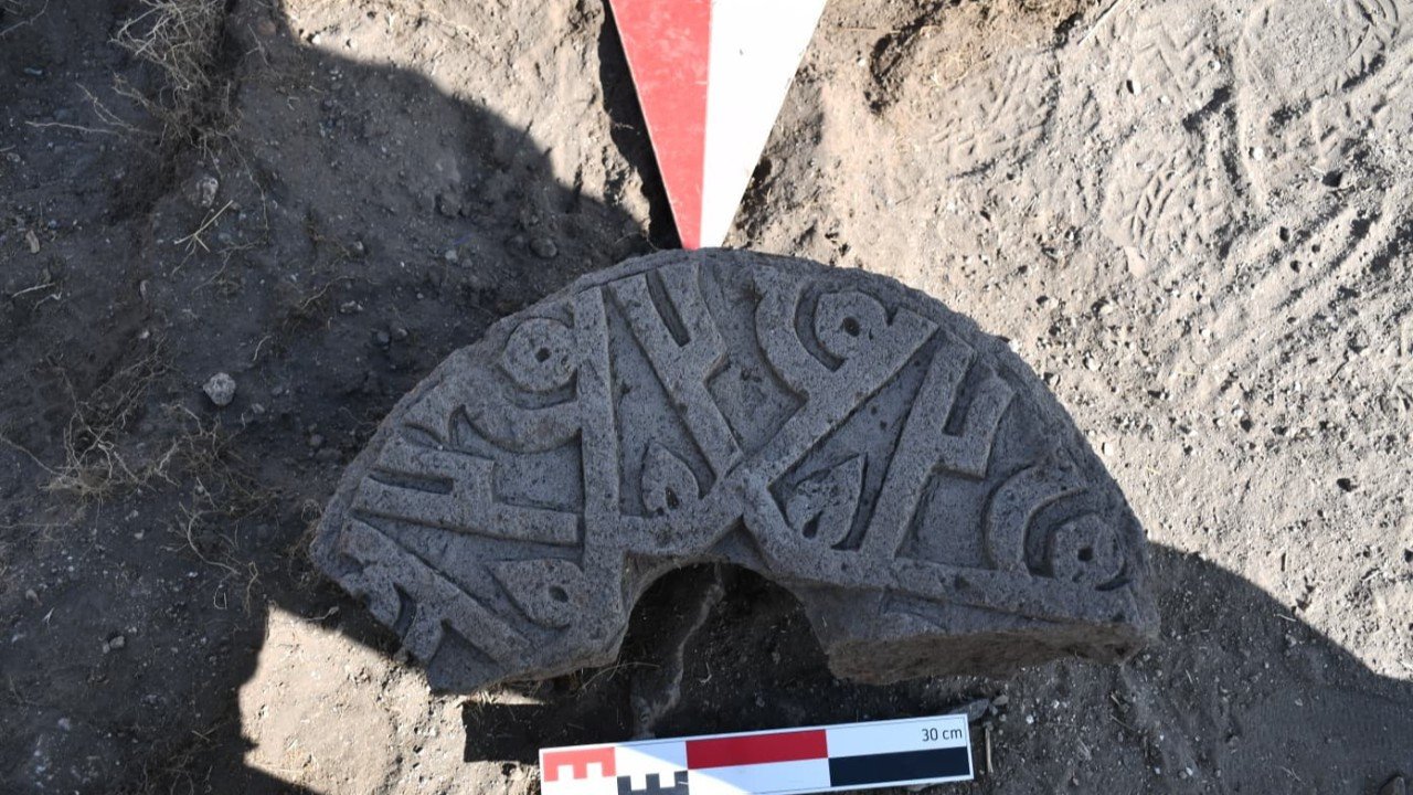 ‘Hz. Muhammed’ isminin yer aldığı Selçuklu taşı bulundu