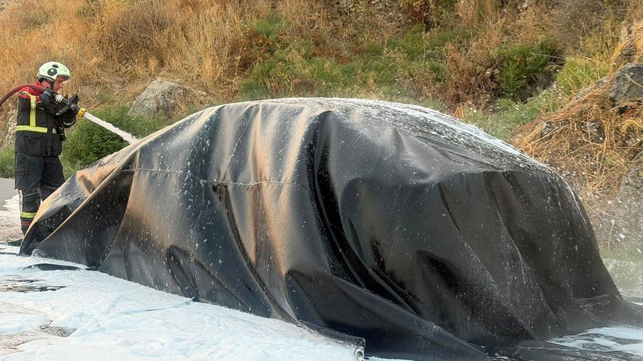 Lüks elektrikli otomobil küle döndü: Yangın 12 saat sürdü