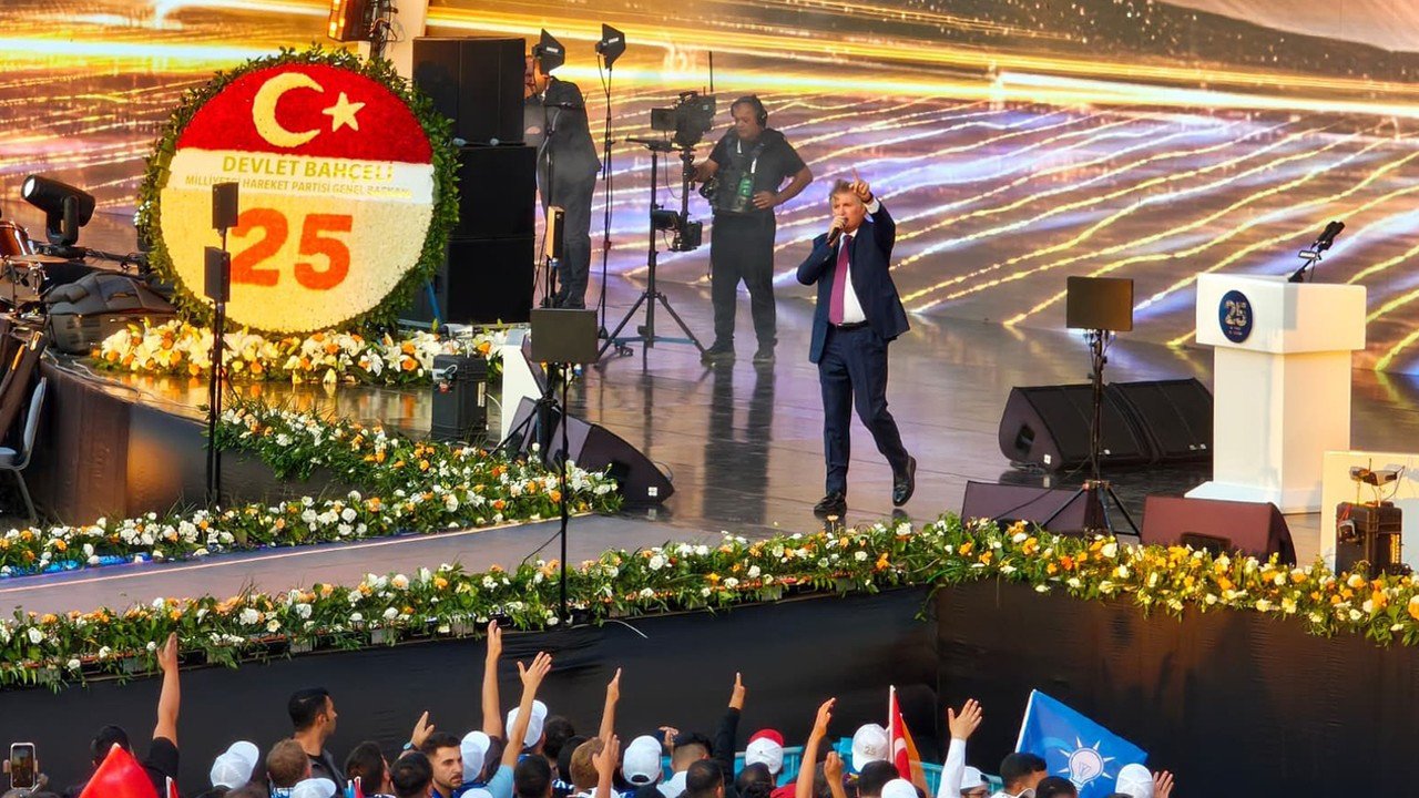 Bahçeli’den AK Parti’nin 25. kuruluş yıl dönümüne özel çelenk