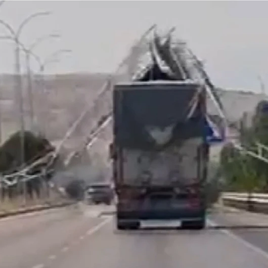 Damperi açık kalan kamyon yön levhasını yerle bir etti