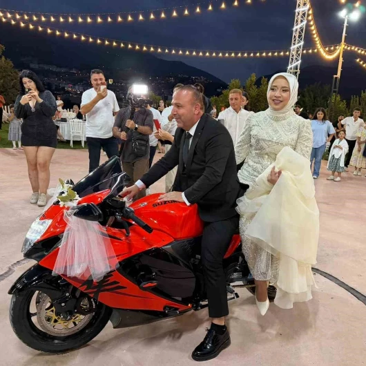 Yarış motosikleti gelin arabası oldu