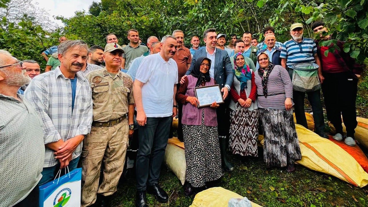 Bu da caminin hakkı dedi! 1 ton fındığı camiye bağışladı