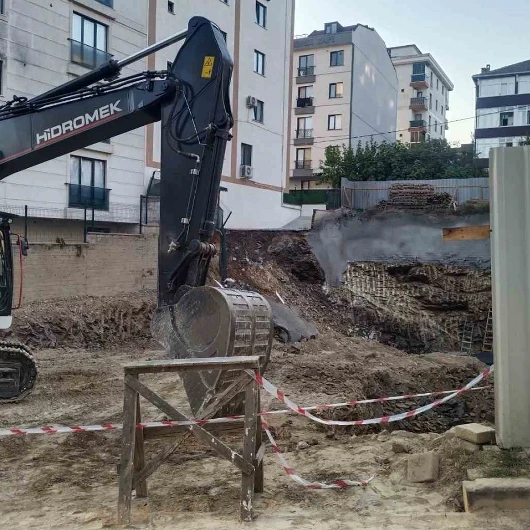 Çekmeköy’de istinat duvarı yıkılan inşaatın yanındaki 5 katlı bina boşaltıldı
