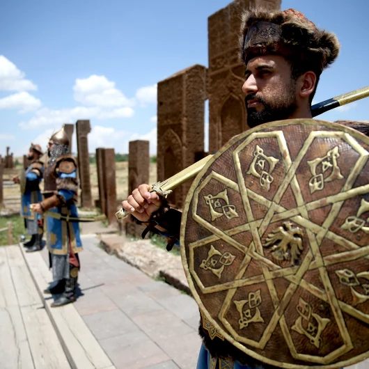 ‘Anadolu’nun tapusu’ Ahlat Selçuklu Meydan Mezarlığı ziyaretçi akınına uğruyor: Abidevi taşlar geçmişe ışık tutuyor
