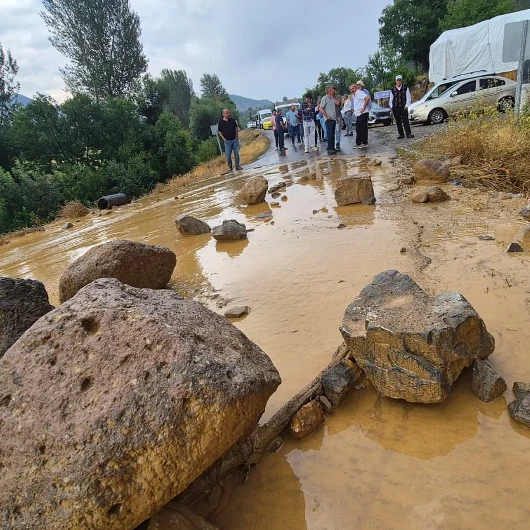 Bingöl’de heyelan: Yedisu-Karlıova kara yolu ulaşıma kapandı