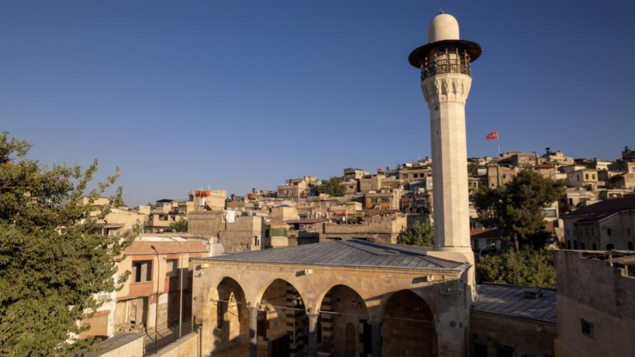 Depremlerde hasar gören 2 cami restore edildi