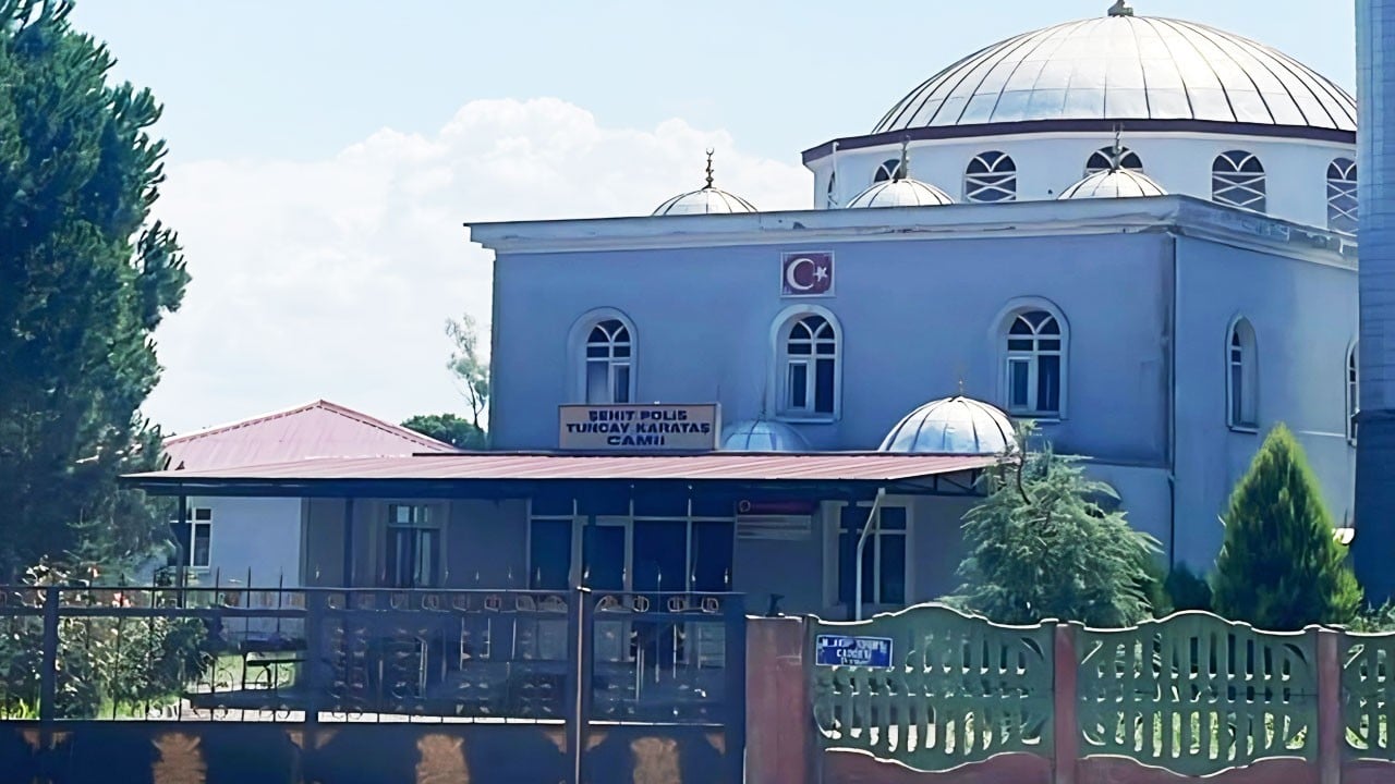 Camiye dadanan hırsızlar bağış kutusunu çaldı
