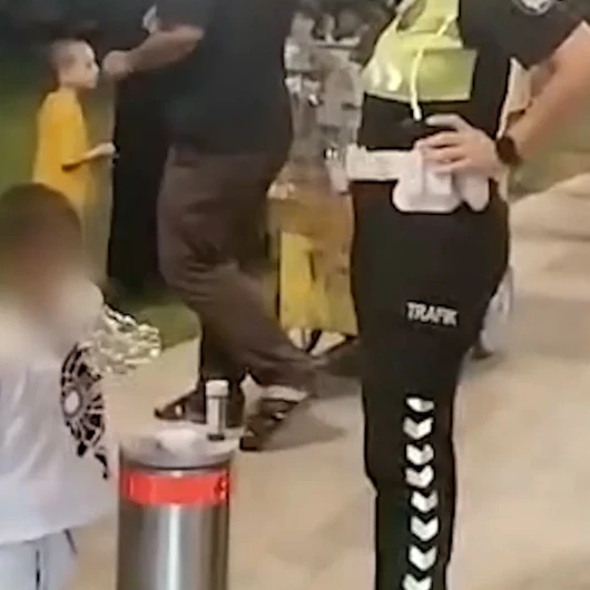 İnegöl’de polisten yürek ısıtan hareket: Parkta kaybolan çocuğu oyuncakla sakinleştirip ailesine kavuşturdular