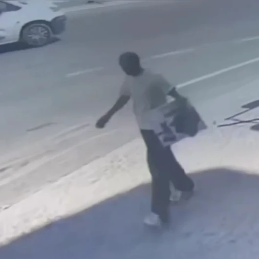 Gaziosmanpaşa’da kargo hırsızı: Aracın açık bagajından paketi alıp kaçtı