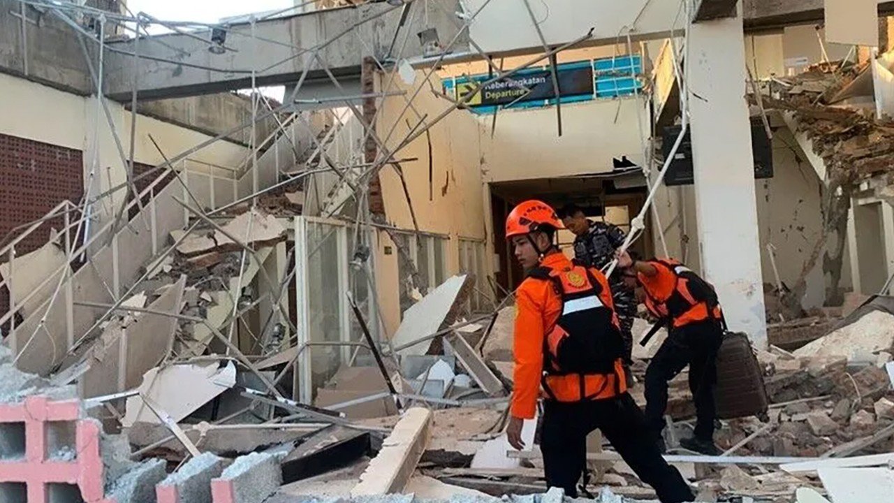 Endonezya’daki 7,7 büyüklüğündeki depremde can kaybı 47’ye çıktı
