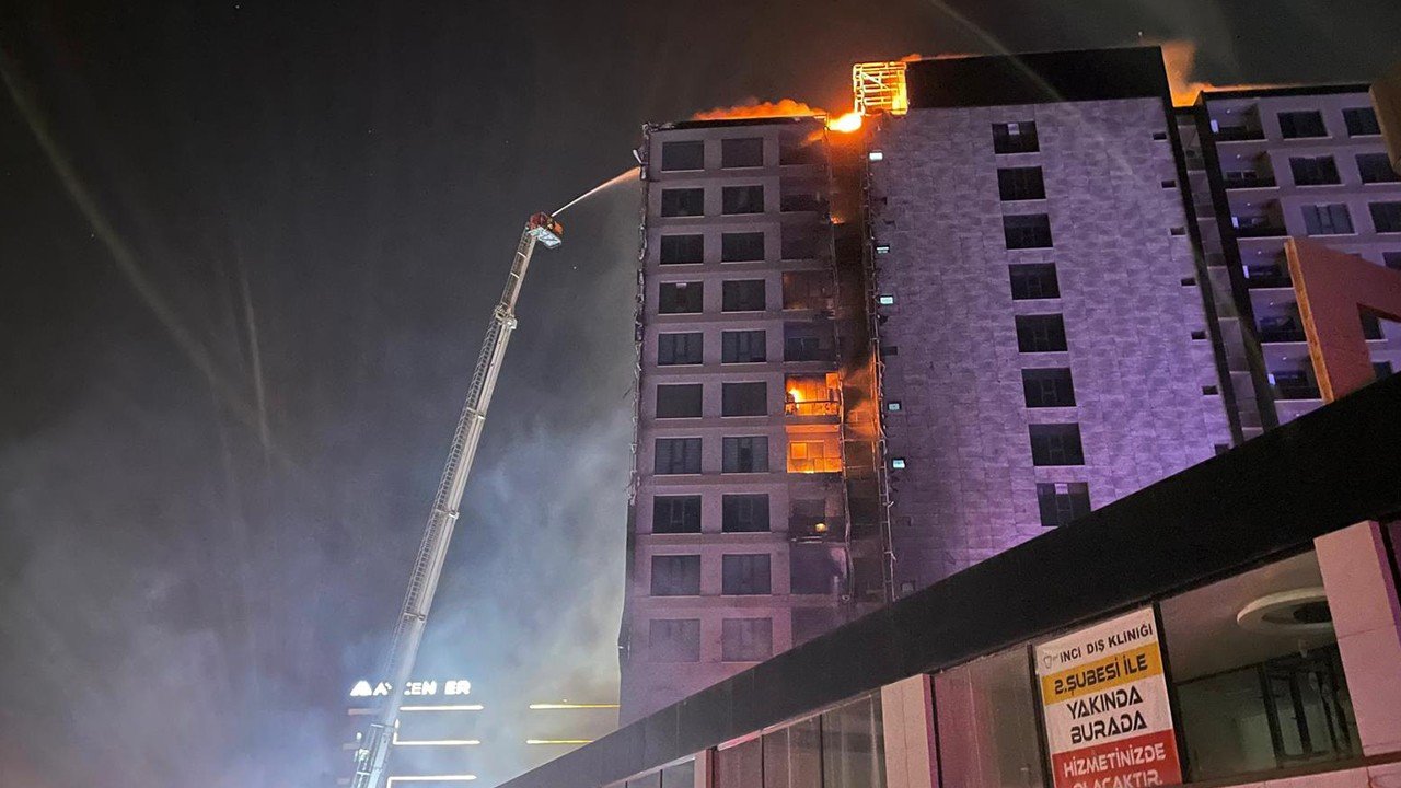Diyarbakır’da bir plazada yangın çıktı
