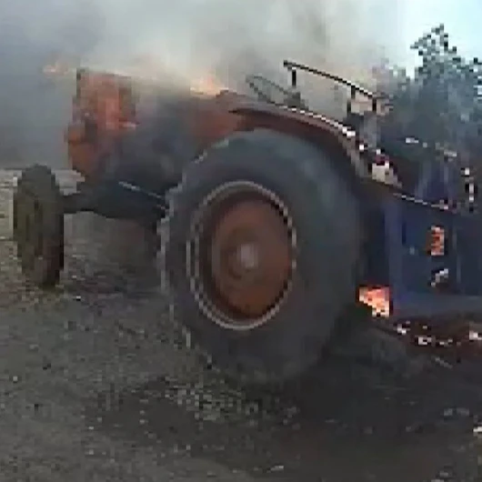 Kısa devre yapan traktör kendi kendine çalışıp yangın çıkardı