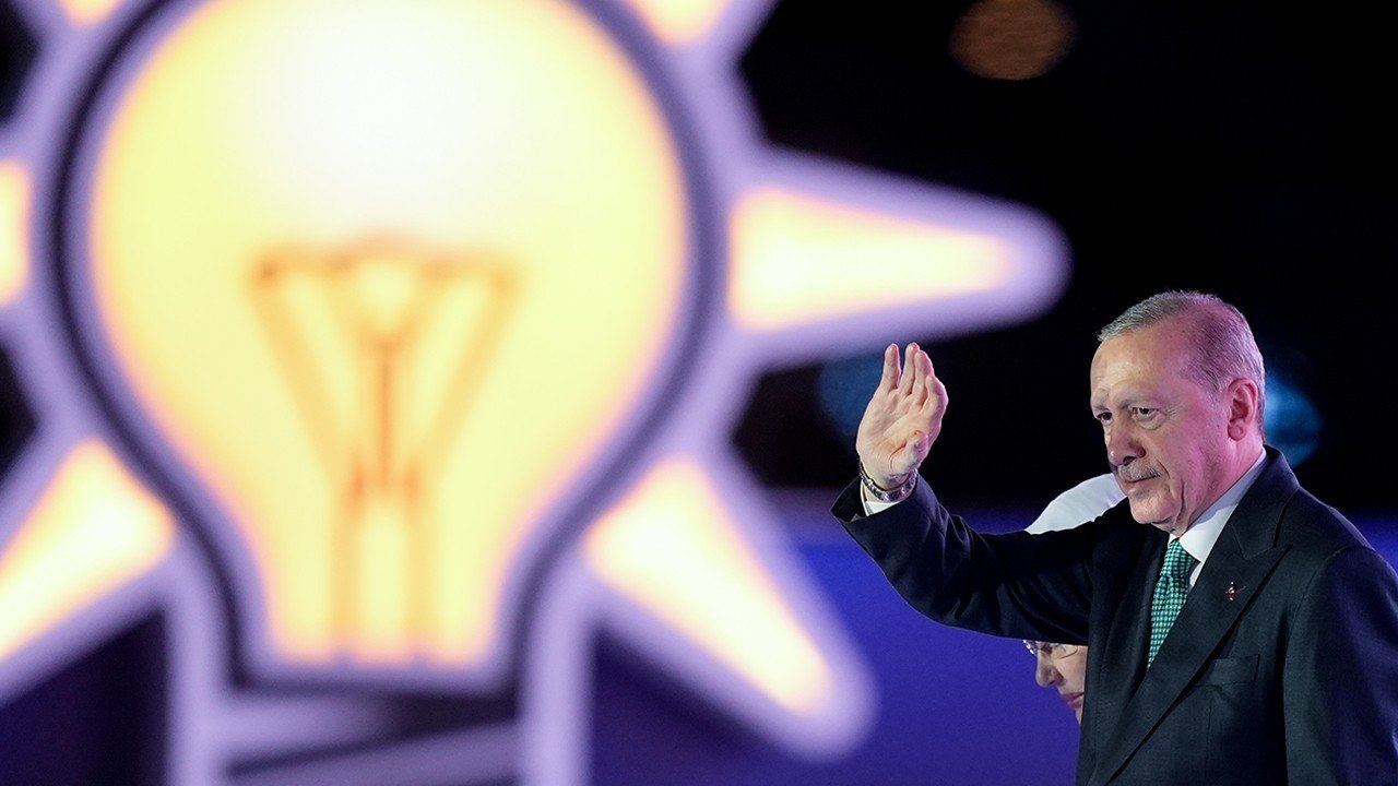 3 milletvekili AK Parti’ye katıldı! Rozetlerini Erdoğan taktı