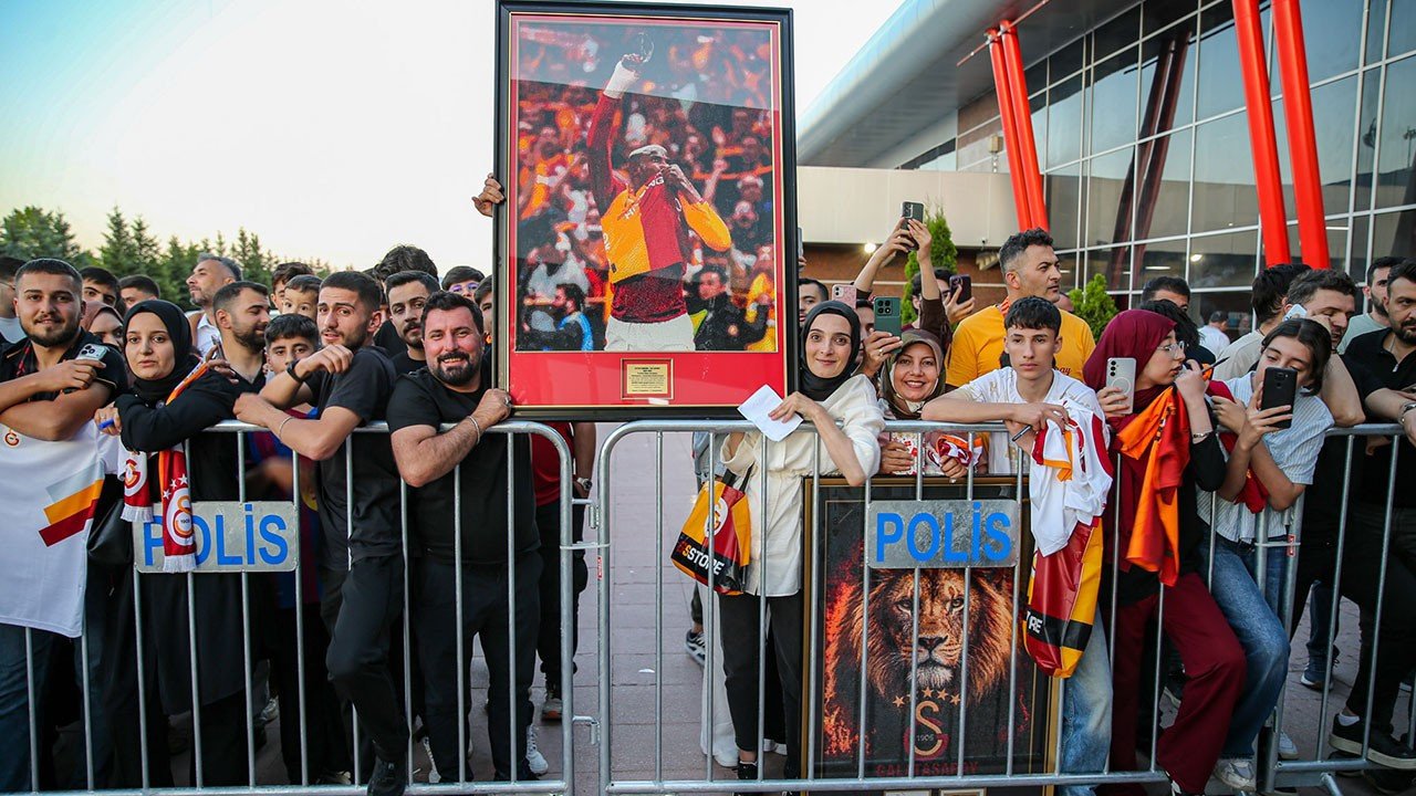 135 bin boncukla 3,5 ayda hazırladı: Osimhen’e özel hediye
