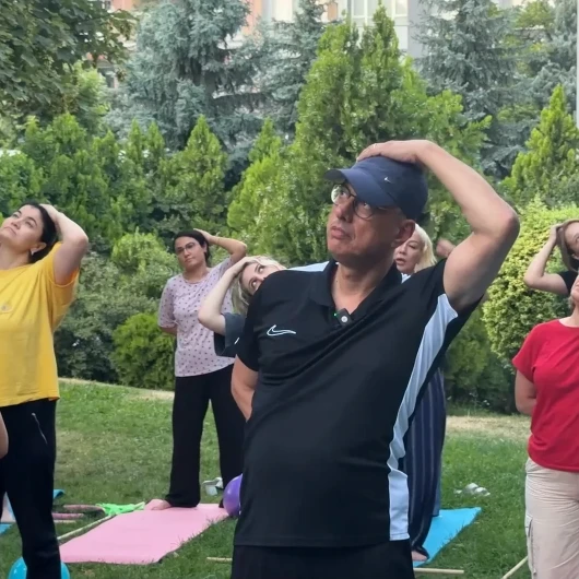 Bakan Memişoğlu vatandaşlarla birlikte egzersiz yaptı