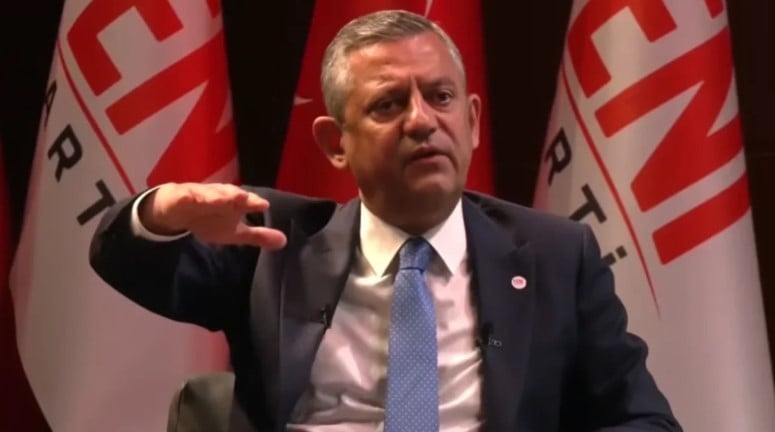 Huylu huyundan vazgeçmiyor! Özgür yine Batı’ya ağladı!