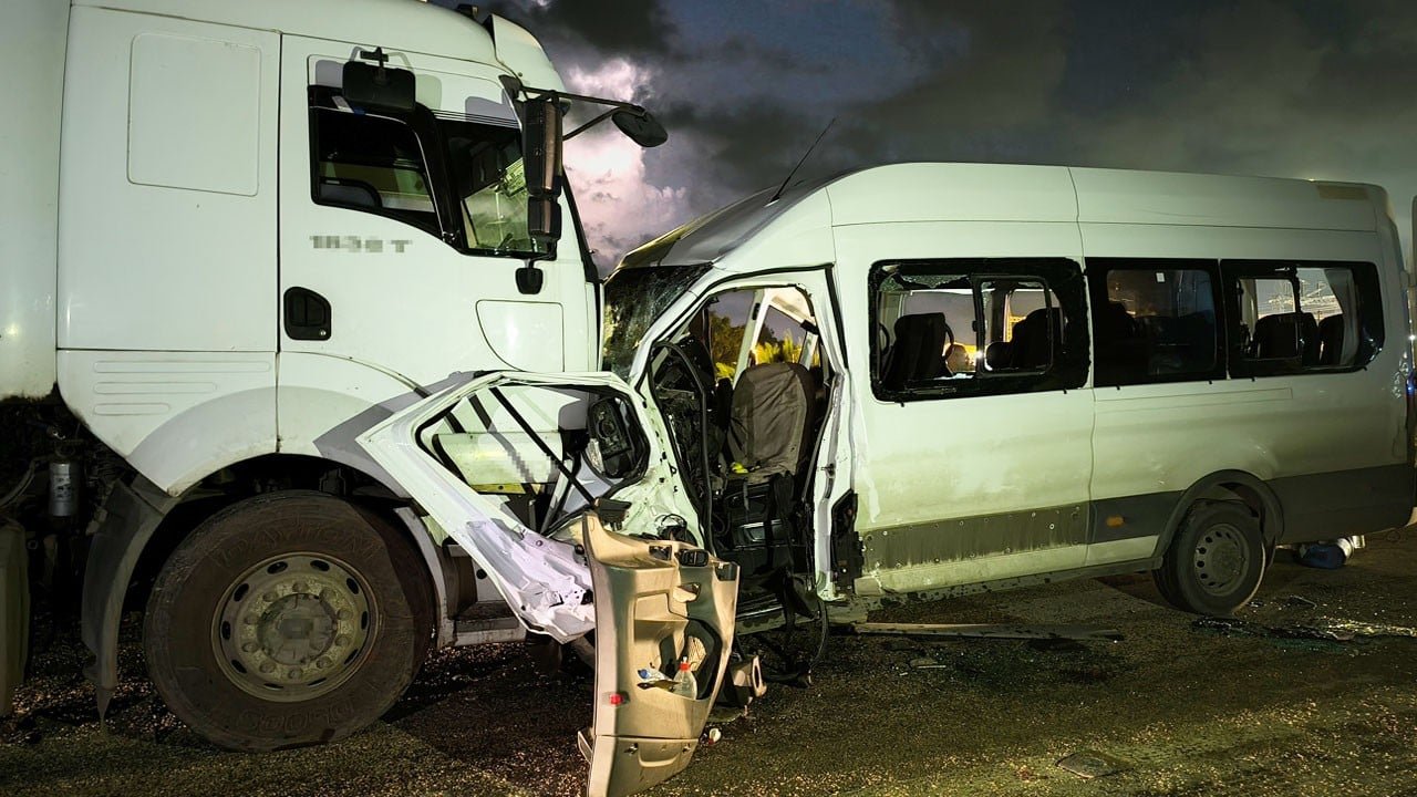 İşçi servisi ile TIR kafa kafaya çarpıştı: 1 ölü, 15 yaralı