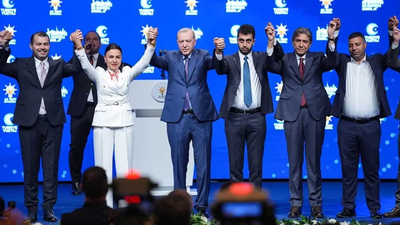 İstanbul’da CHP’li üç belediye başkanı AK Parti’ye katıldı