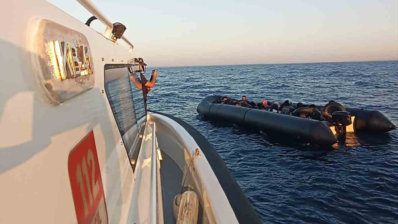 İzmir açıklarında operasyon: 73 düzensiz göçmen yakalandı!