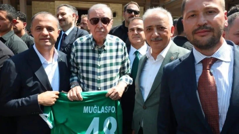 Cumhurbaşkanı Erdoğan’a yeşil-beyazlı hediye!