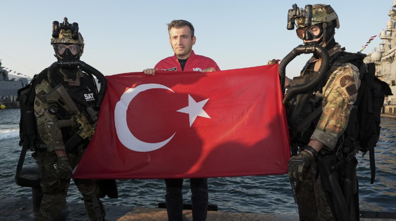 Mavi Vatan’ın çelik muhafızları TEKNOFEST’te: Bayraktar SAT ve SAS komandolarıyla buluştu