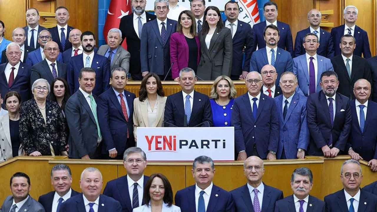 Meclis’teki riyakarlığın belgesi! Çerçeve yasa oylamasında Özgür Özel’e bayrak açıp “Hayır” oyu kullanan YENİ Partili vekillerden şimdi sahte destek bildirisi geldi