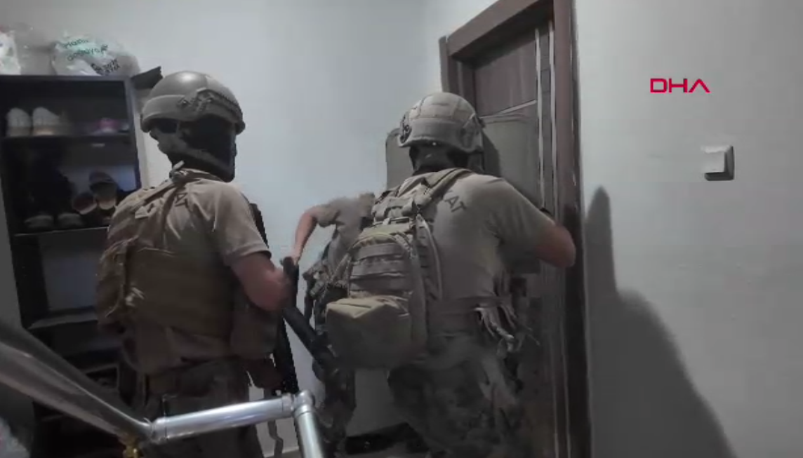 Mersin’de otele baskın! Silahlı saldırı hazırlığındaki tetikçiler yakalandı