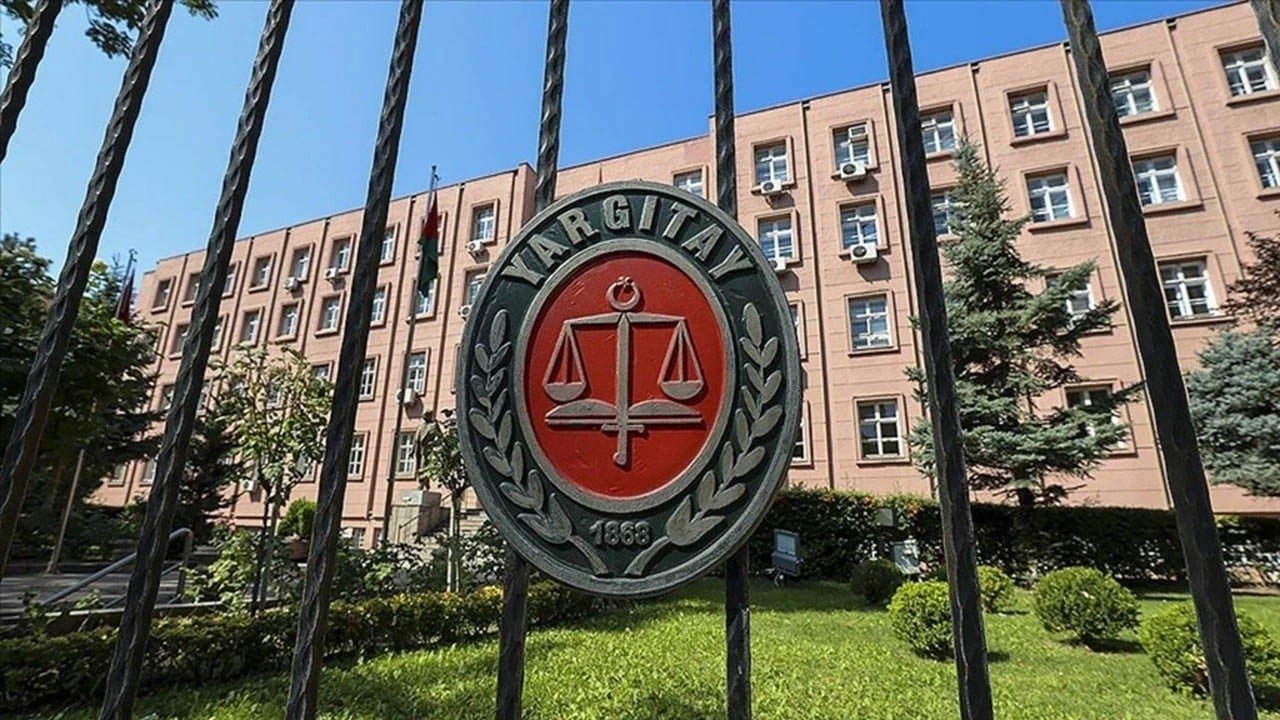 Mesai arkadaşına kondurduğu öpücük pahalıya mal oldu Yargıtay işyerinde ahlaksızlığa prim vermedi