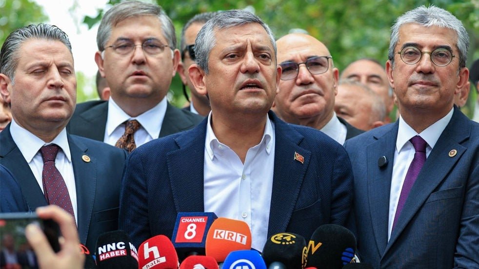 Özgür şimdi de CHP’nin üyelerine göz dikti! WhatsApp gruplarından ‘istifa edip gelin’ ısrarı