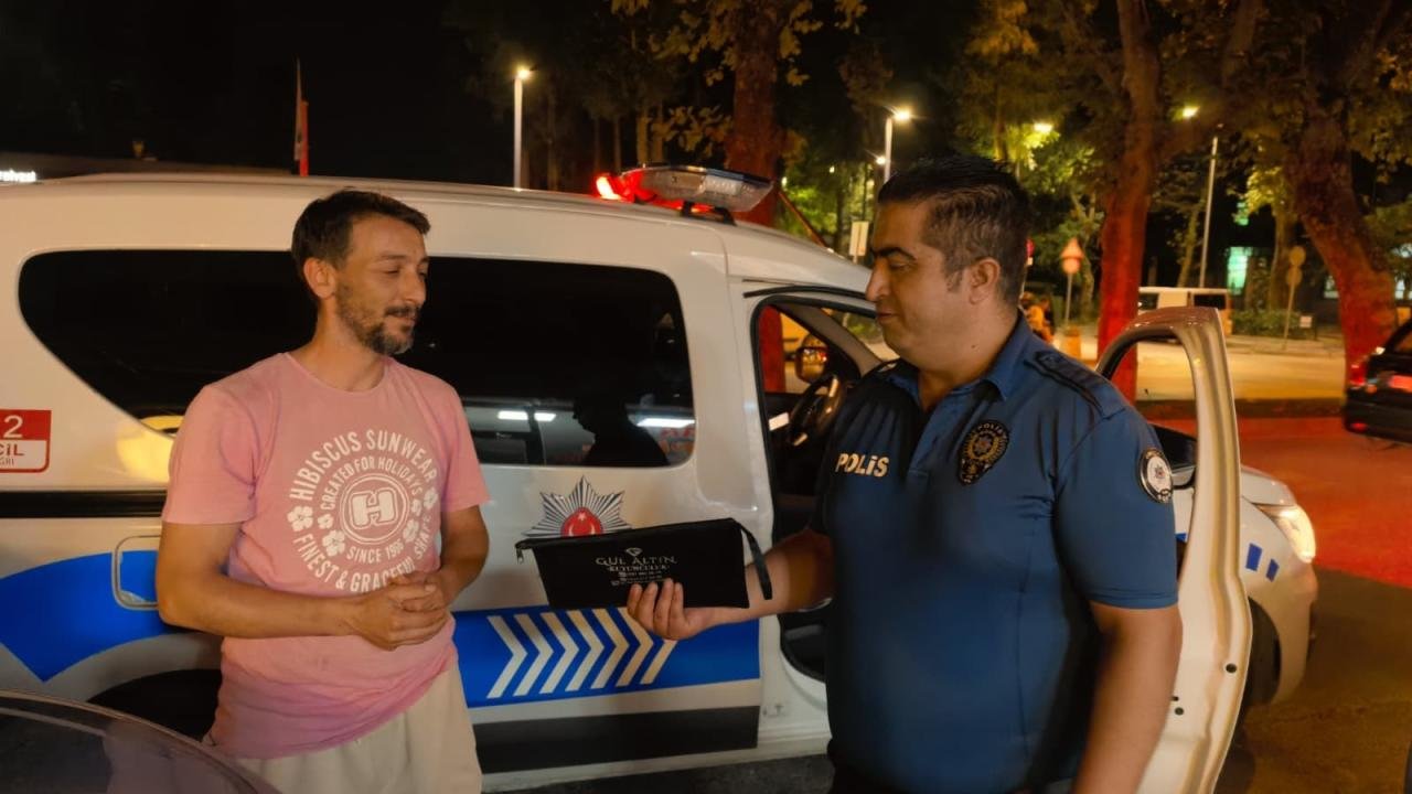 Bursa’da örnek davranış: Bulduğu para dolu çantayı polise teslim etti