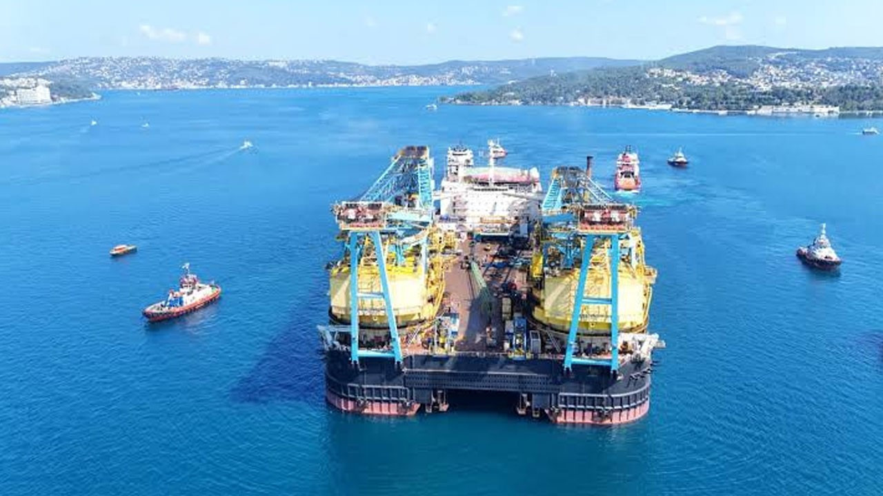 Dünyanın dev vinç gemisi İstanbul Boğazı’ndan geçti