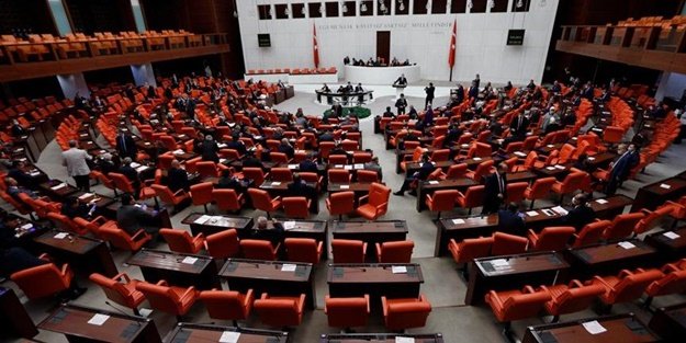 Terörsüz Türkiye için el ele veren vekiller, darbe anayasasını da çöpe atmalı! Şimdi sivil bir anayasa vakti
