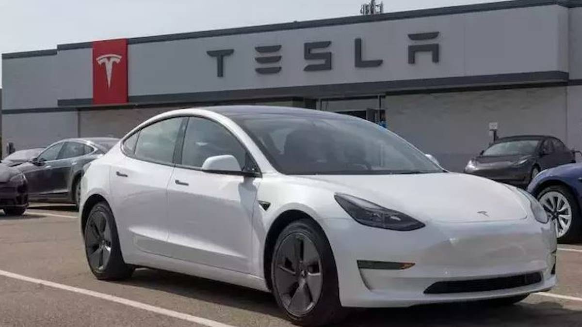 Tesla, aşırı parlak farlar nedeniyle 20 bin aracını geri çağırıyor