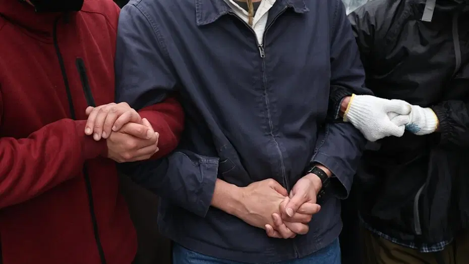 Kardeşinin pasaportunu kullanıp 15 günlük vizeyle ülkeye girdi, 26 yıl sonra yakalandı