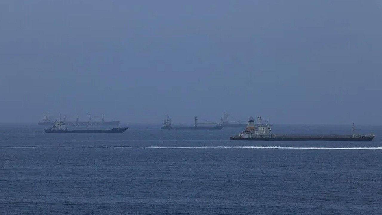 UKMTO duyurdu: Hürmüz Boğazı’ndan geçen bir tanker vuruldu