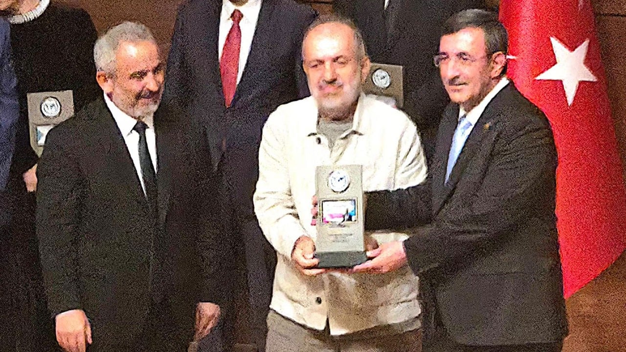 Türkiye Basın Federasyonu’ndan Yeni Akit’e ödül! Yılın karikatüristi ödülü Kemal Güler’in